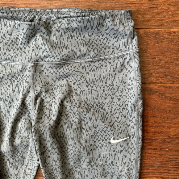 nike women’s dri-fit epic run capri tights - Picture 6 of 9